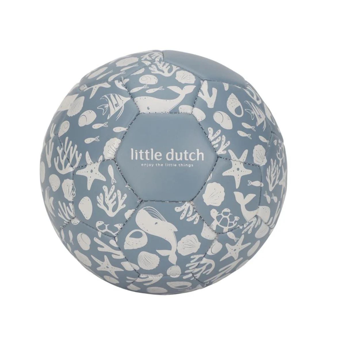 Verbeter de oog-handcoördinatie van je kleintje met deze blauwe mini bal met all over print van zeedieren van het merk Little Dutch! Door het handige formaat van ca. 16 cm diameter, is deze bal perfect voor kleine handjes en gemakkelijk mee te nemen voor onderweg. VanZus