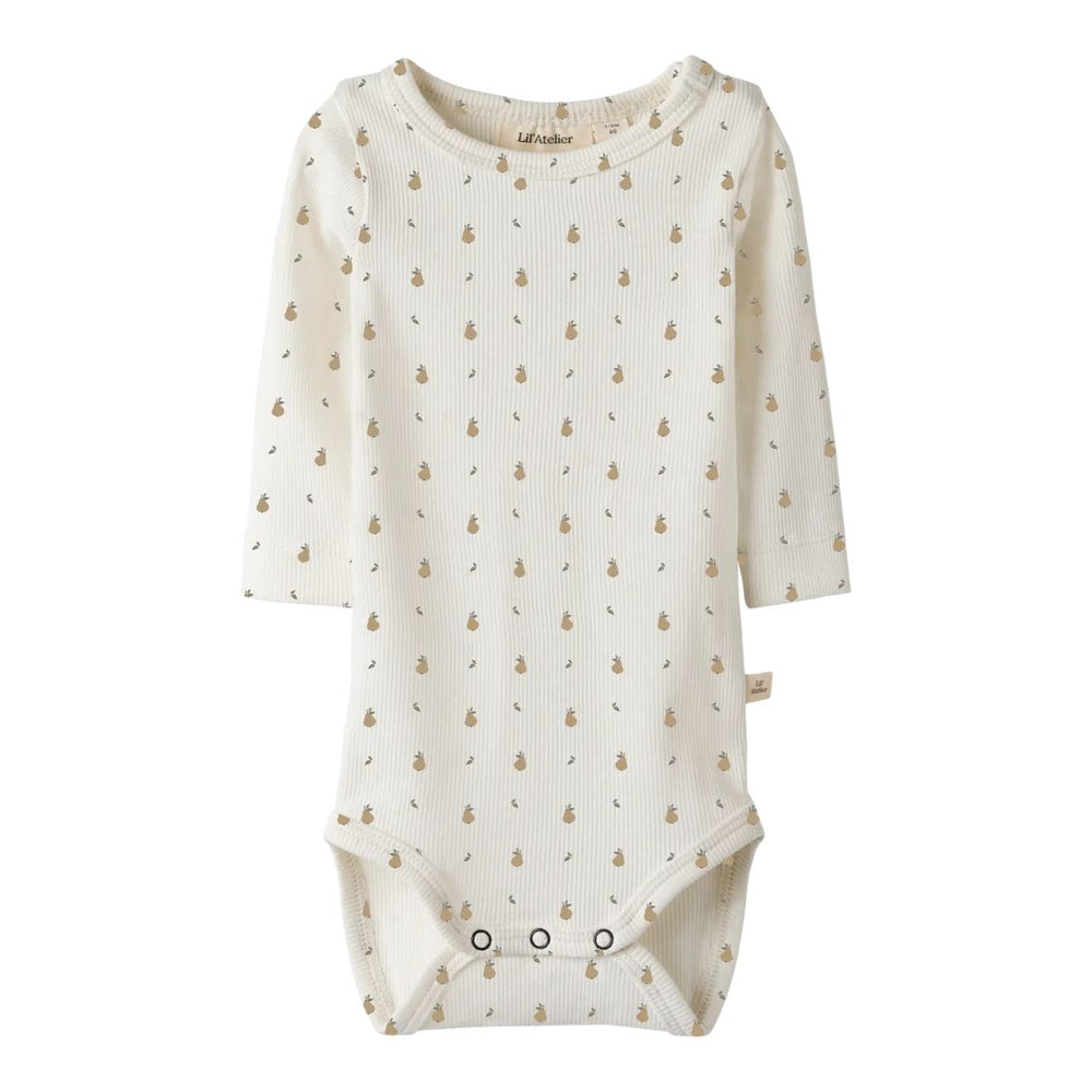 Het Lil' Atelier lago mio slim rompertje in de kleur coconut milk pear biedt een combinatie van comfort en duurzaamheid. De romper is gemaakt van zacht biologisch katoen en elastaan, hierdoor heeft het rompertje ook een beetje stretch en heeft jouw kleintje dus veel bewegingsvrijheid! VanZus