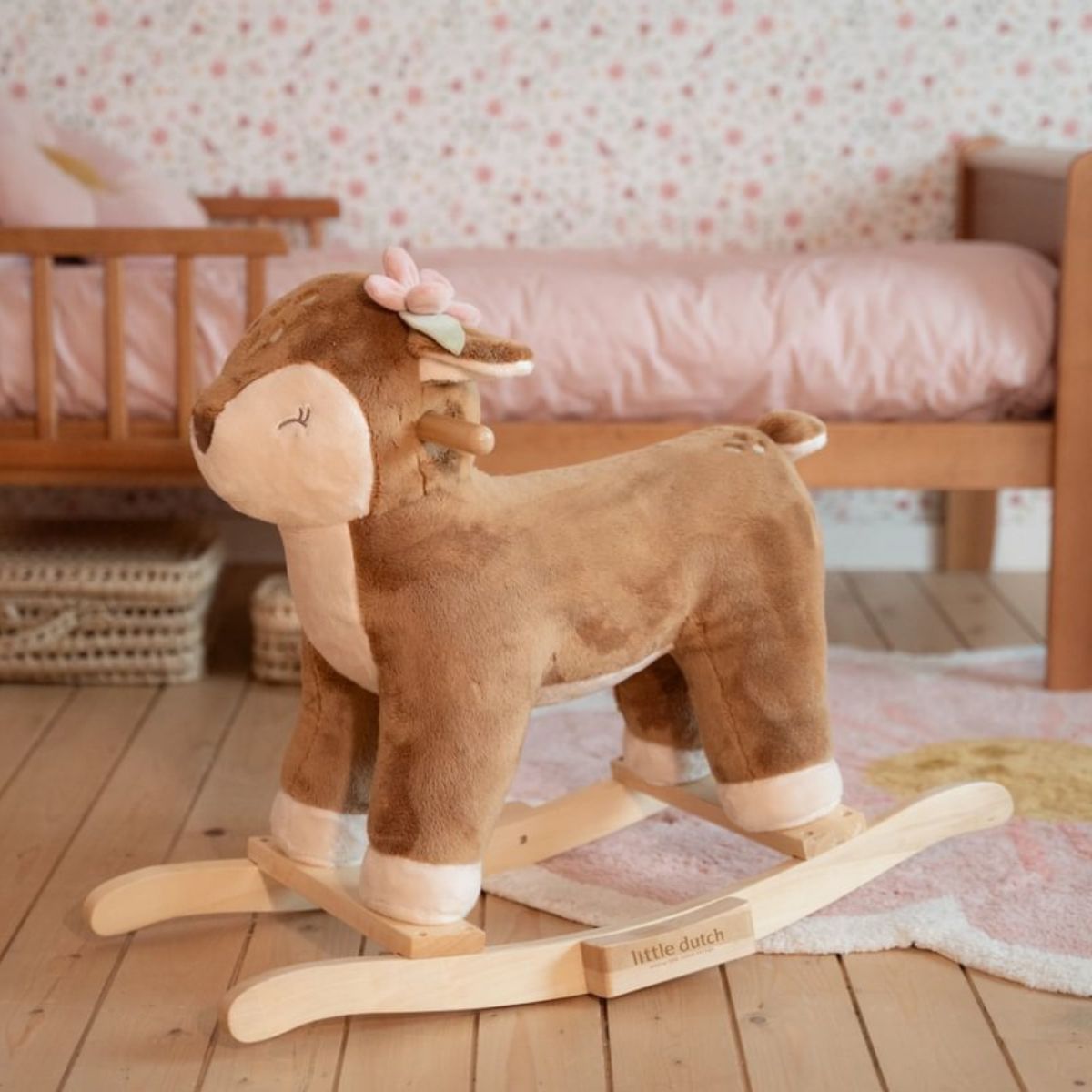 Beleef magische momenten met het Little Dutch hobbeldier hert fairy garden. Veilig en knuffelbaar speelplezier voor kinderen van 1-4 jaar. VanZus