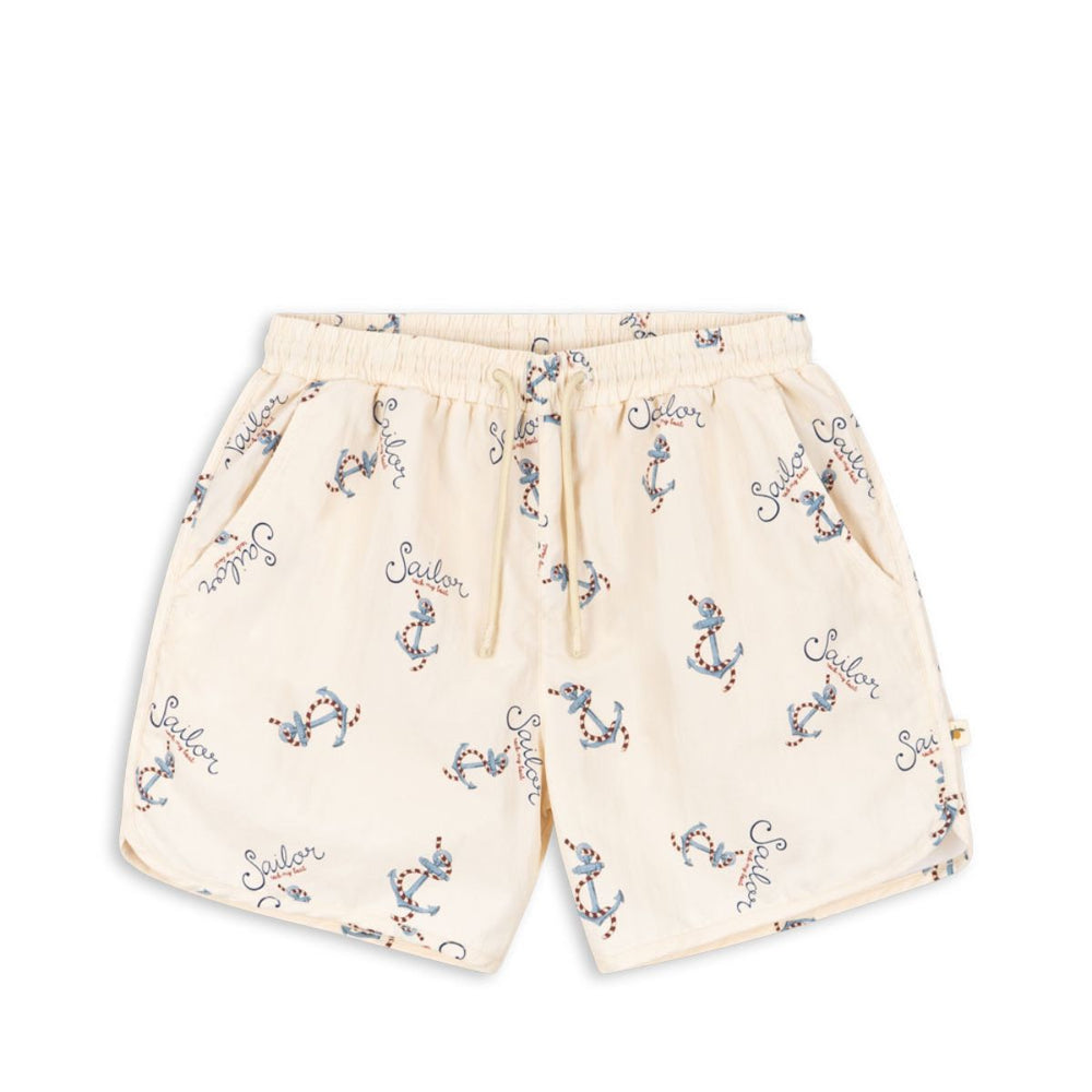 De Konges Slojd asnou zwembroek in rock my boat is de perfecte keuze voor een zomerse dag vol waterplezier. Deze beige zwemshort is gemaakt van een zachte en soepele stof, waardoor je kleintje vrij kan bewegen. VanZus