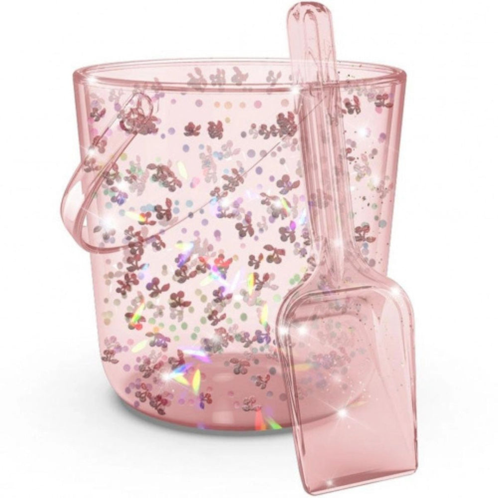 Het emmertje en schepje glitter in de variant cherry van het Deense merk Konges Slojd is perfect voor urenlang speelplezier op het strand, in de speeltuin of in de tuin. Dit vrolijke zandspeelgoed in een schitterende roze kleur met leuke kersenprint is ideaal voor kinderen van 1 tot 8 jaar. VanZus