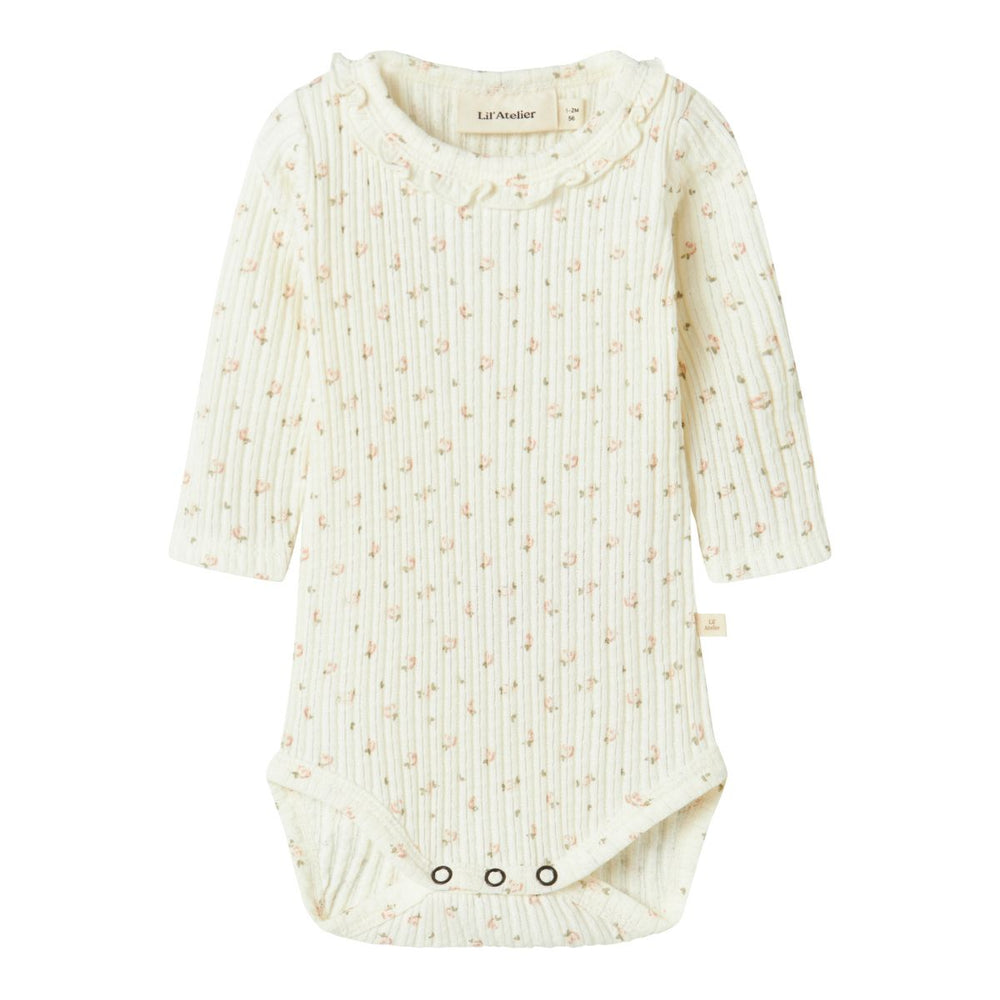 Wat een lief rompertje! Het Lil' Atelier baby hulla hua slim rompertje met lange mouwen in coconut milk is perfect voor het samenstellen van een stijlvolle en comfortabele outfit voor jouw kleintje. VanZus