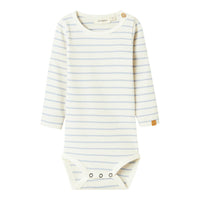 Wat een lief rompertje! Het Lil' Atelier geo anm lange mouwen rompertje in zen blue is perfect voor het samenstellen van een stijlvolle en comfortabele outfit voor jouw kleintje. VanZus