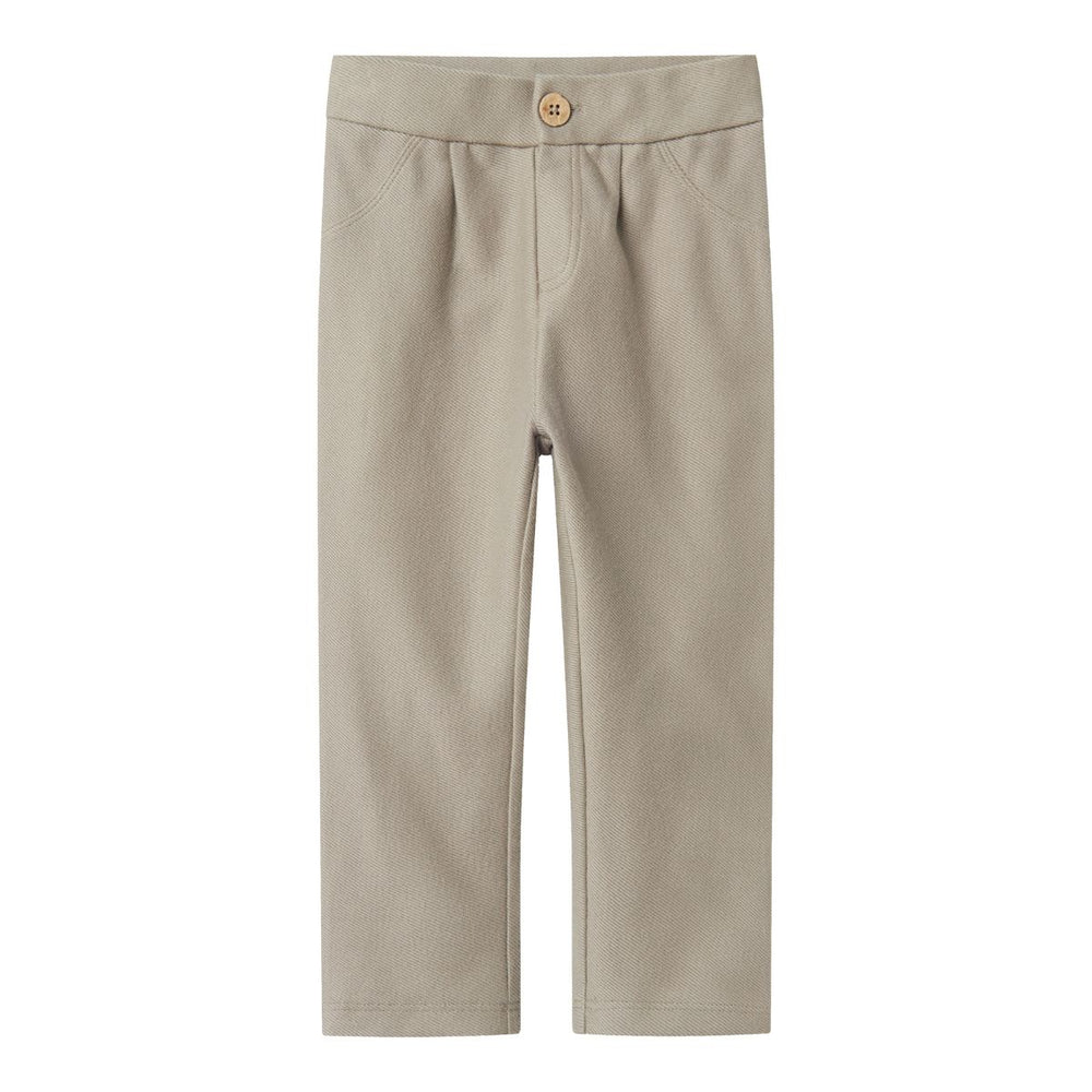 Deze schattige kaleo broek in de kleur mourning dove van het merk Lil' Atelier is een must-have voor elke kindergarderobe tijdens de warmere maanden. VanZus