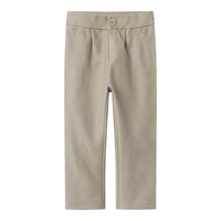 Deze schattige kaleo broek in de kleur mourning dove van het merk Lil' Atelier is een must-have voor elke kindergarderobe tijdens de warmere maanden. VanZus