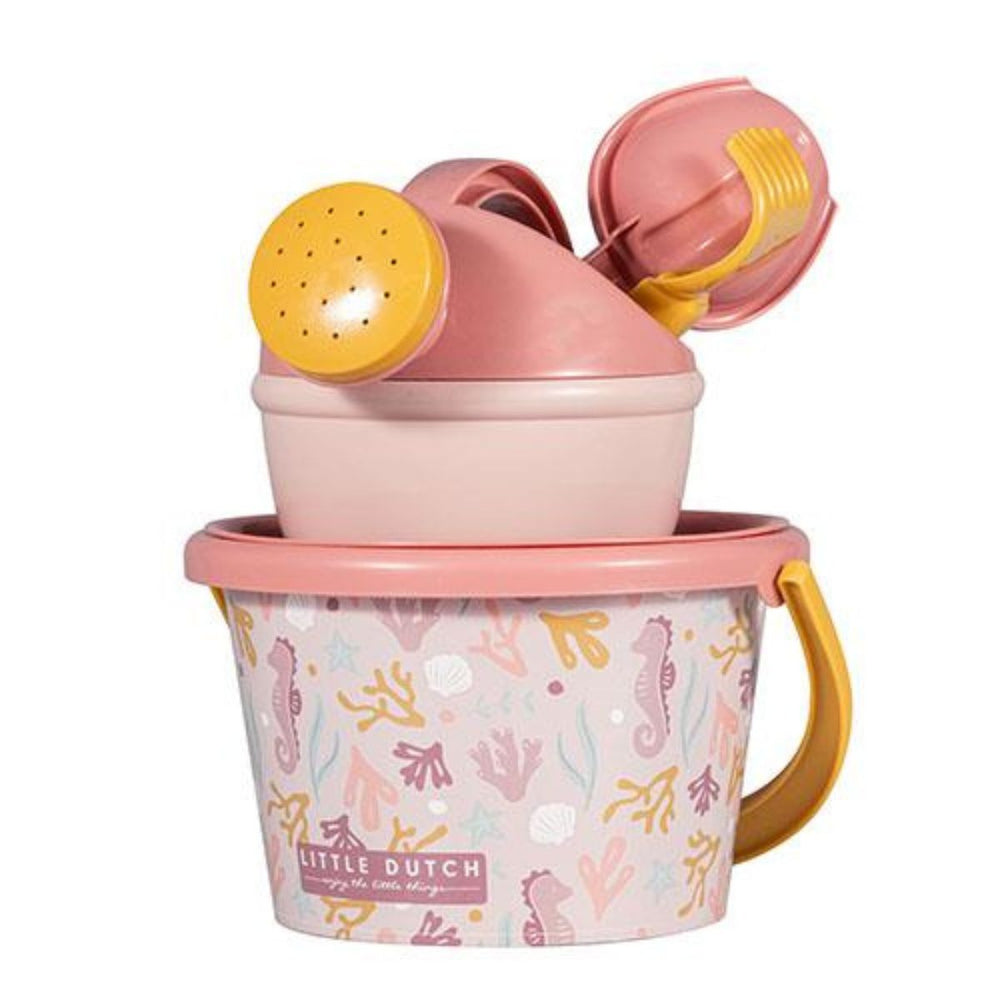 Staat er een dagje strand op de planning? Dan is deze Little Dutch ocean dreams strandset 5-delig in roze onmisbaar! Deze strandset biedt je kindje uren speelplezier op het strand!  VanZus