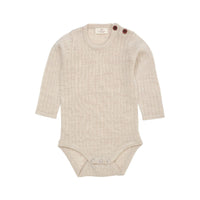 Het Copenhagen Colors merino rib rompertje pale cream melange voelt zacht aan en houdt goed warmte vast. Gemaakt van 100% Merinowol, dus ideaal voor de winter. VanZus