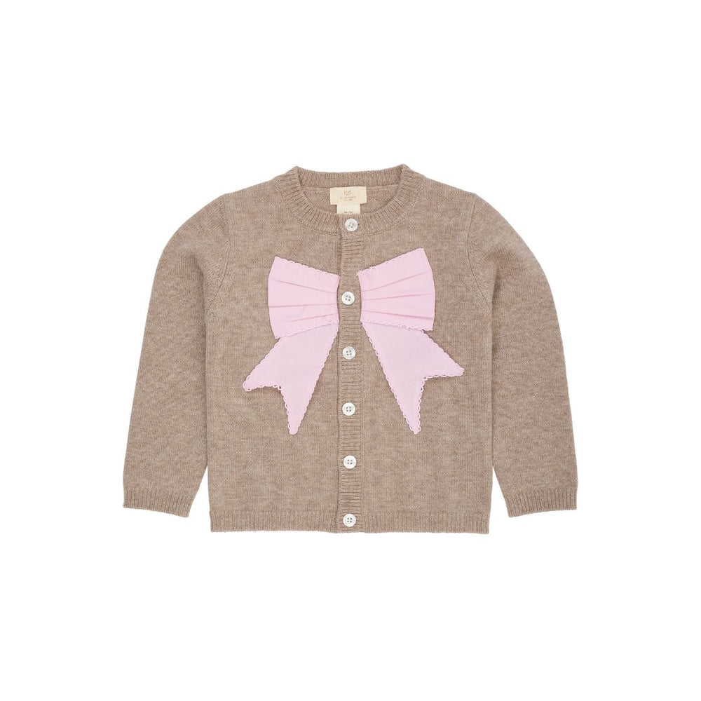 Het Copenhagen Colors cashmere vestje poplin bow sand/lavender is een comfortabel vestje met een verfijnde uitstraling. De beige kleur en de lavendelkleurige strik maken het ontwerp bijzonder. VanZus