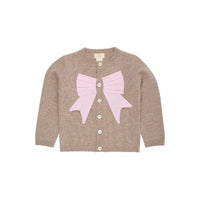 Het Copenhagen Colors cashmere vestje poplin bow sand/lavender is een comfortabel vestje met een verfijnde uitstraling. De beige kleur en de lavendelkleurige strik maken het ontwerp bijzonder. VanZus