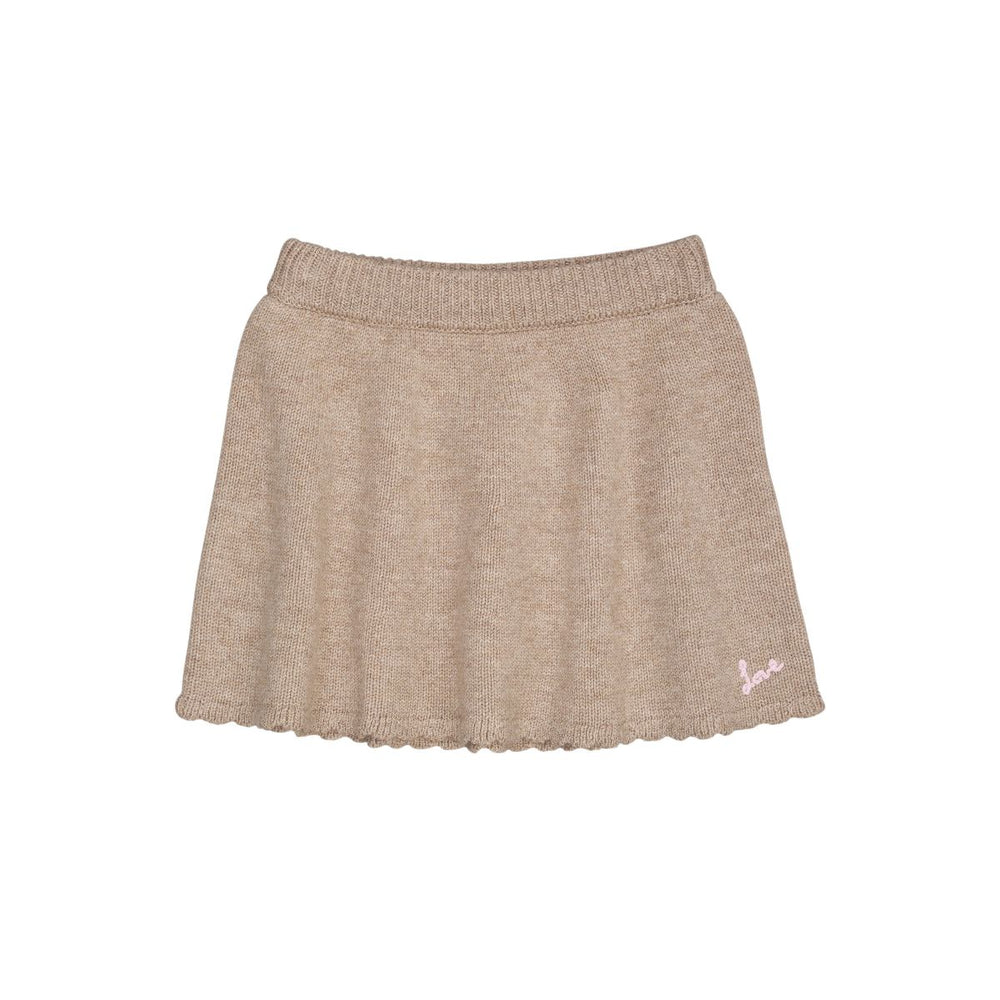 Het Copenhagen Colors cashmere rokje sand melange is een zacht en warm rokje voor de winter. De beige basiskleur wordt speels aangevuld met roze details: ‘love’ op de voorkant, een hartje achterop. VanZus