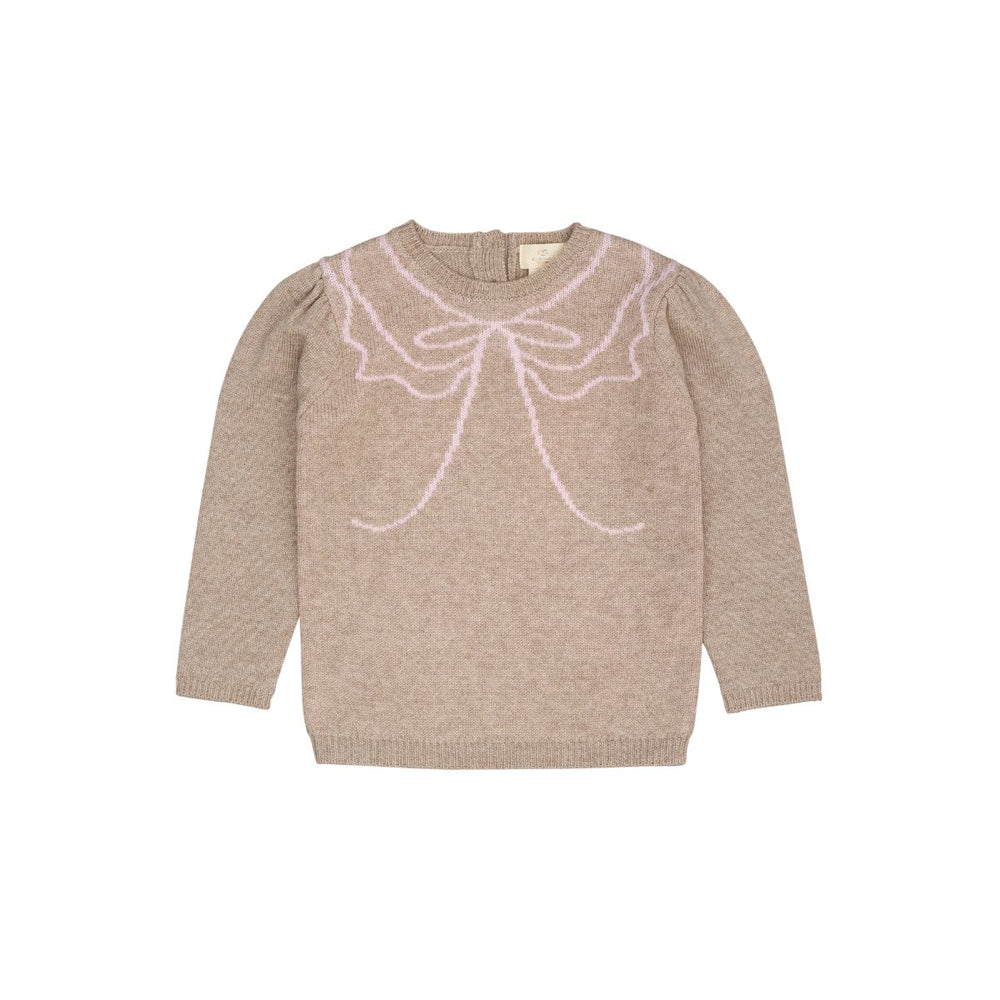 De Copenhagen Colors cashmere bow deco trui sand/bubblegum is een warme trui met een speels accent. De zachte beige kleur vormt een rustige basis, terwijl de roze strik op de borst de trui opvallend maakt. VanZus