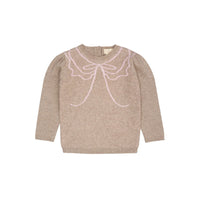 De Copenhagen Colors cashmere bow deco trui sand/bubblegum is een warme trui met een speels accent. De zachte beige kleur vormt een rustige basis, terwijl de roze strik op de borst de trui opvallend maakt. VanZus