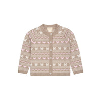 Het Copenhagen Colors cashmere vestje sand is een fijn gebreid vestje in beige met witte en roze accenten. De knoopjes aan de voorkant maken het makkelijk om aan te trekken. VanZus