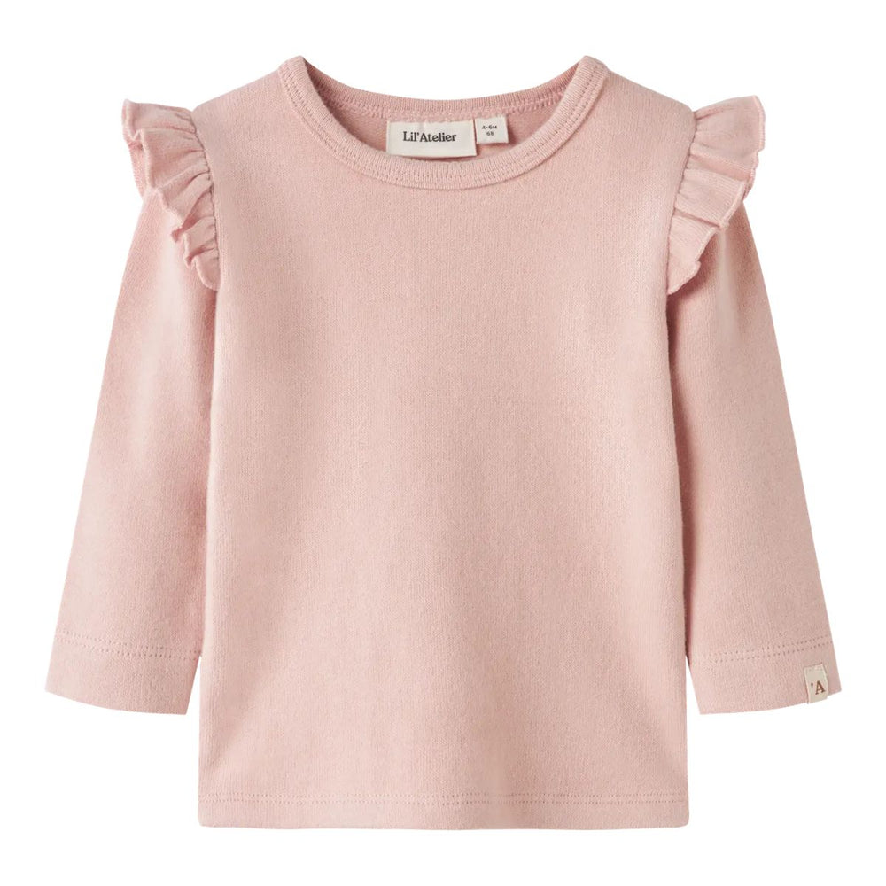 Een lekker zittend én leuk uitziend shirt is altijd fijn om in huis te hebben! Dat geldt zeker voor dit baby thora slim shirt in de kleur cameo rose van het vrolijke merk Lil' Atelier. VanZus