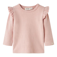 Een lekker zittend én leuk uitziend shirt is altijd fijn om in huis te hebben! Dat geldt zeker voor dit baby thora slim shirt in de kleur cameo rose van het vrolijke merk Lil' Atelier. VanZus