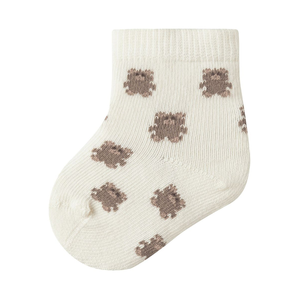 Het leven is te kort voor saaie sokken! Deze mooie rossa babysokken sokken in turtledove van het merk Lil' Atelier hebben een mooie kleur, een subtiele print en maken elke outfit helemaal af! VanZus