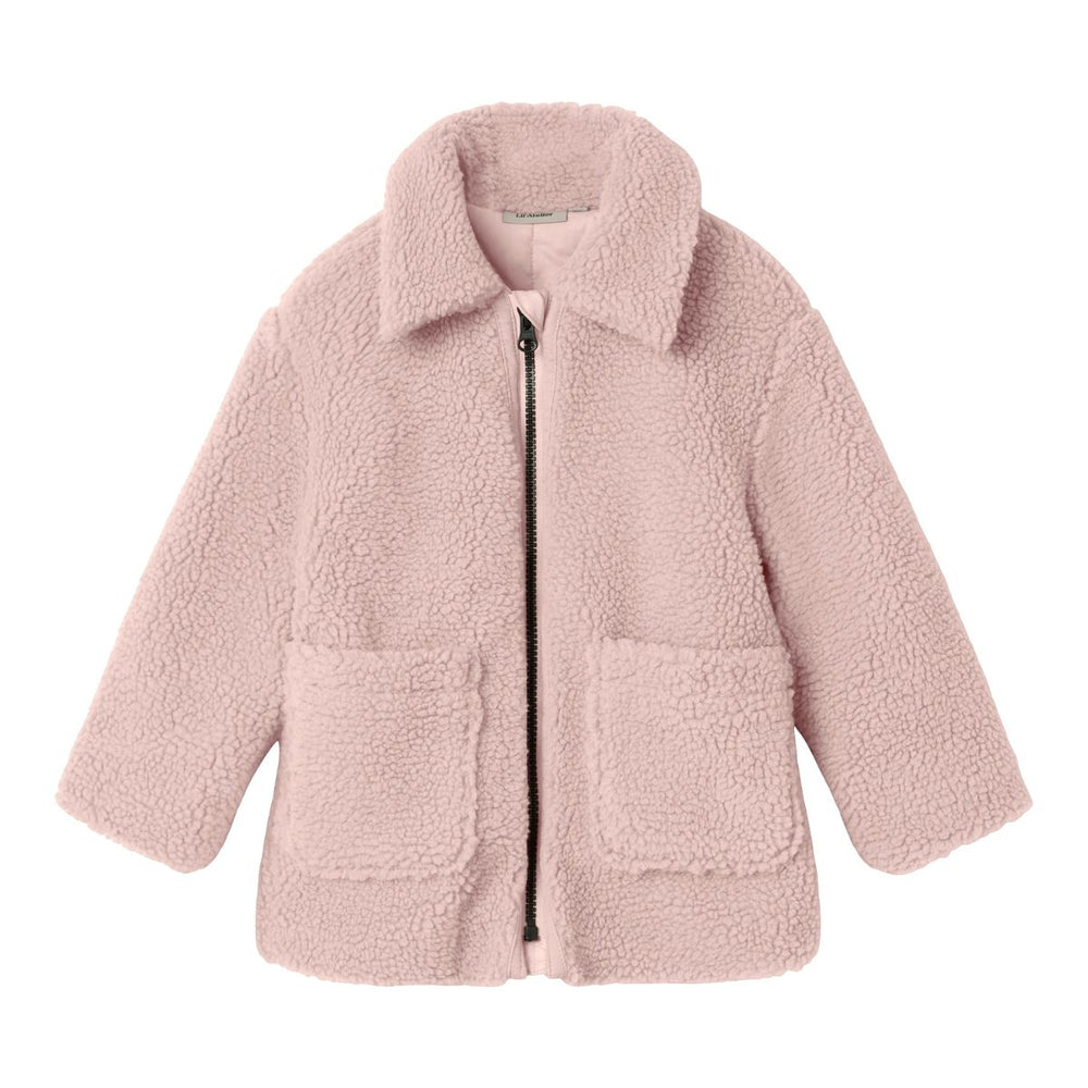 Hoe schattig is de nalo long sherpa jas in de kleur misty rose van het Nederlandse merk Lil' Atelier? De lange teddy jas is te dragen in alle seizoenen, als tussenjas, winterjas of zomerjasje. VanZus