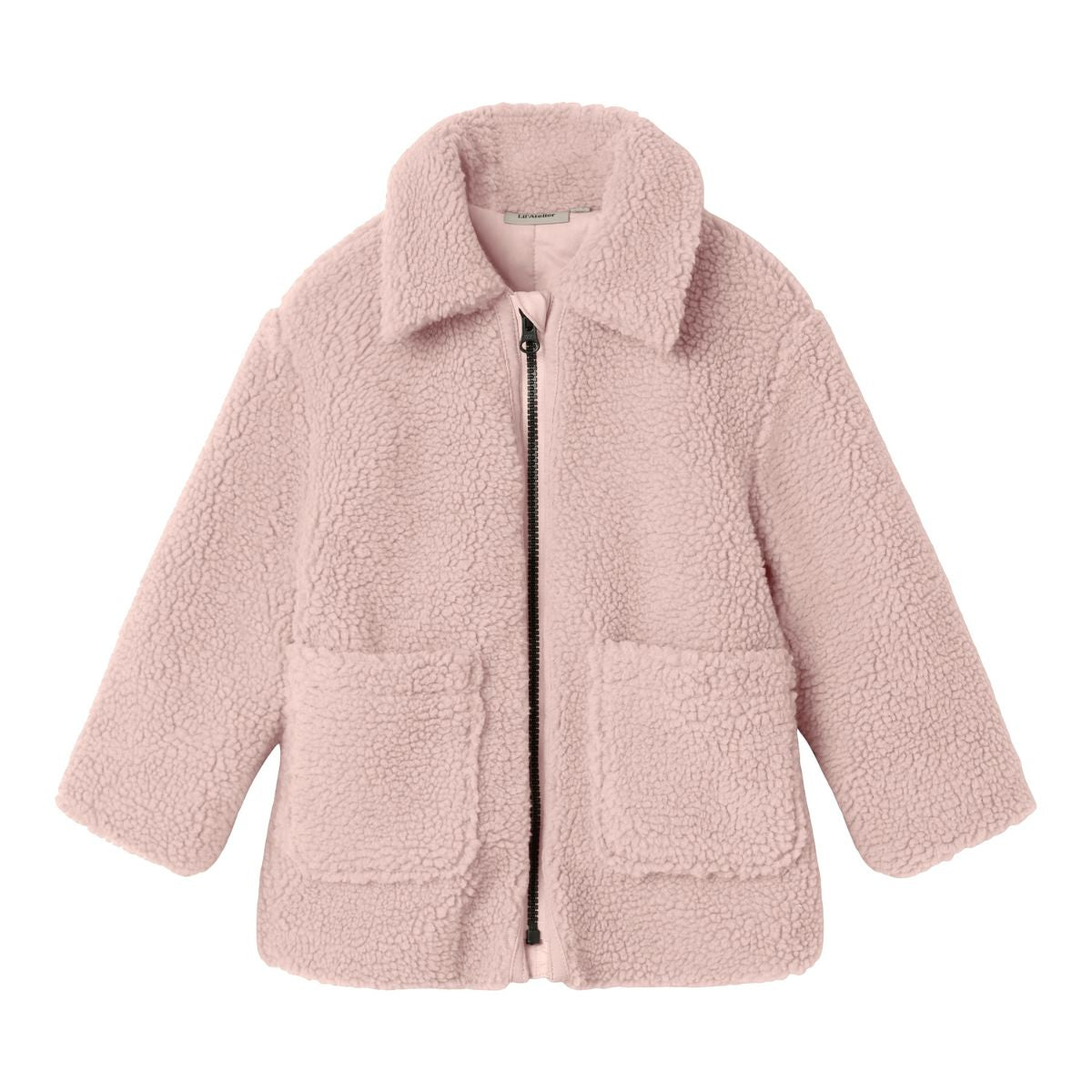 Hoe schattig is de nalo long sherpa jas in de kleur misty rose van het Nederlandse merk Lil' Atelier? De lange teddy jas is te dragen in alle seizoenen, als tussenjas, winterjas of zomerjasje. VanZus