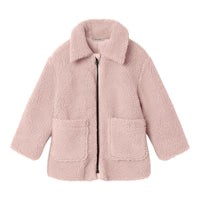 Hoe schattig is de nalo long sherpa jas in de kleur misty rose van het Nederlandse merk Lil' Atelier? De lange teddy jas is te dragen in alle seizoenen, als tussenjas, winterjas of zomerjasje. VanZus