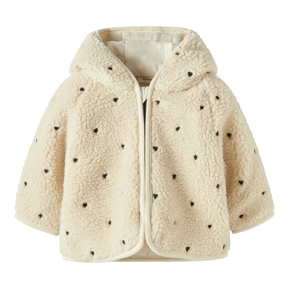 Hoe schattig is de nalo baby jas in de kleur turtledove hearts van het Nederlandse merk Lil' Atelier? Het jasje is te dragen in alle seizoenen, als tussenjas, vestje of zomerjasje. En door de print met hartjes is de jas echt een blikvanger. VanZus
