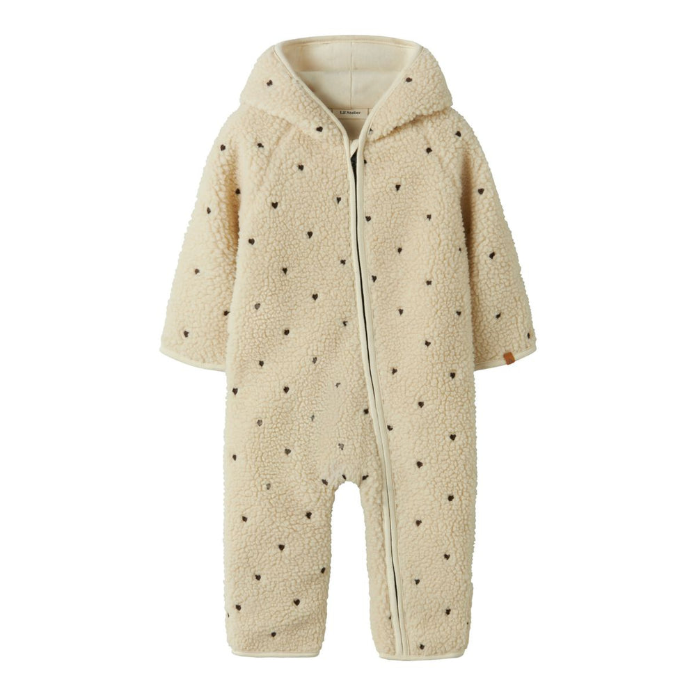 Laat je kleintje zich heerlijk comfortabel en warm voelen in deze schattige nalo onesie in de print turtledove hearts van Lil' Atelier. De superzachte onesie, gemaakt van gerecycled polyester is perfect voor de koude dagen. VanZus