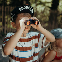 Laat kinderen de wereld op een nieuwe manier ontdekken met de Kidywolf kidybinoculars verrekijker! Deze speciaal ontworpen verrekijker biedt een 10x vergroting en een objectiefdiameter van 25 mm, zodat jonge ontdekkers alles haarscherp kunnen bekijken – van vogels in de tuin tot verre landschappen. VanZus