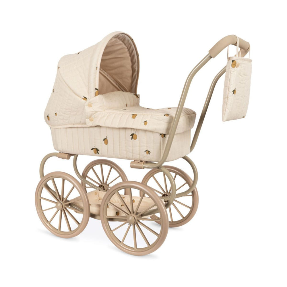 De Konges Slojd minnie poppenwagen in lemon is perfect voor kleine poppenouders. Met grote wielen, een zacht matrasje en een opbergmand biedt deze vintage-stijl wagen comfort en elegantie. VanZus