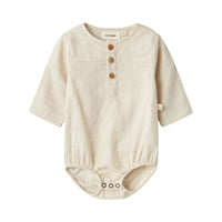 De tarou overhemd romper in de kleur turtledove van het merk Lil' Atelier is de perfecte keuze voor jouw baby voor speciale gelegenheden. VanZus