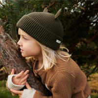 Maak kennis met te leuke gina beanie met oortjes in de kleur army brown van het toffe merk Liewood. Deze muts is de perfecte combinatie van stijl en functionaliteit voor de kleintjes! VanZus