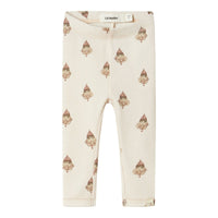 De Lil' Atelier baby lavo eki slim legging in de kleur pastel parchment is een veelzijdig en trendy kledingstuk voor je kindje. VanZus