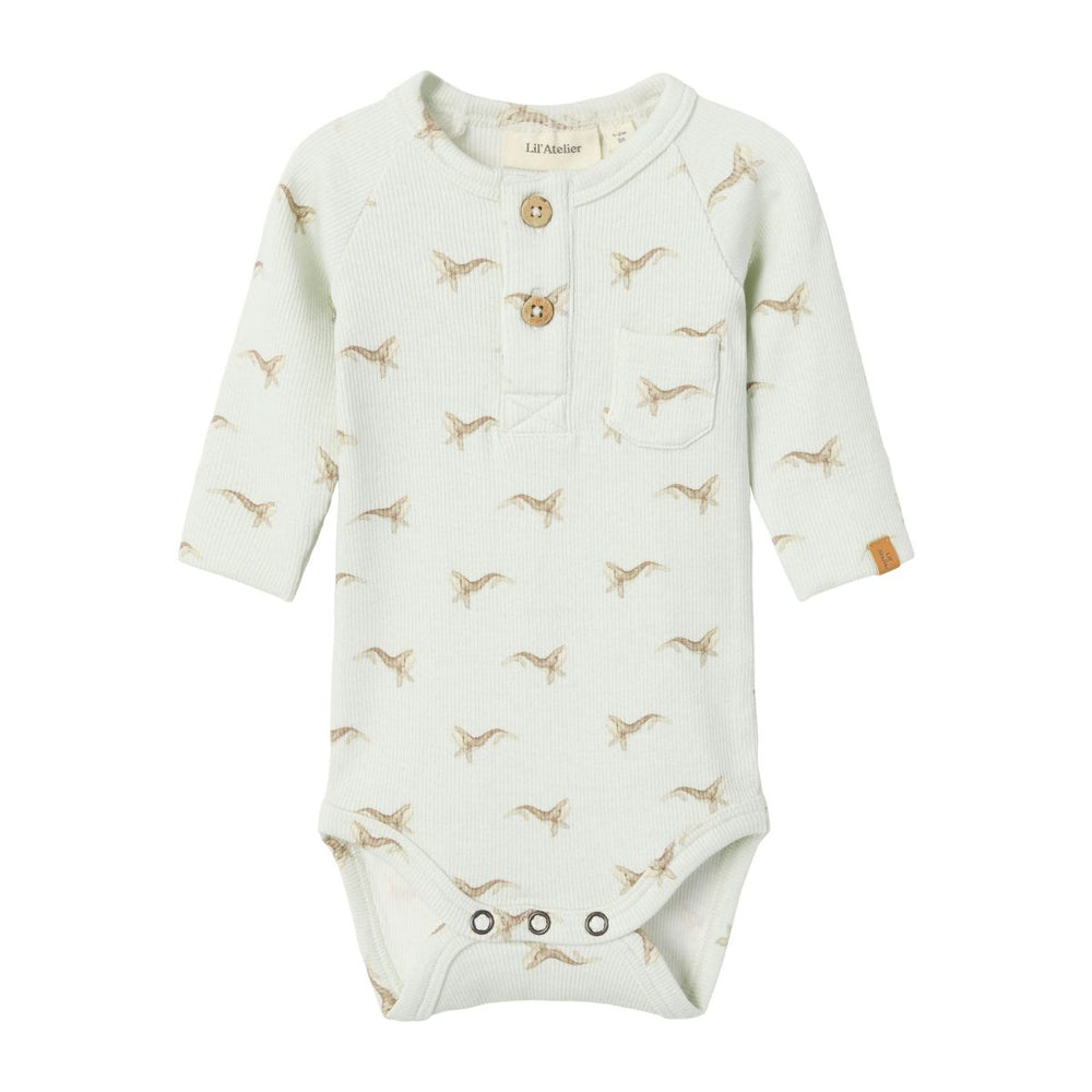 Het Lil' Atelier baby gavo slim rompertje in murmur whale is de ideale keuze voor stijlvolle en comfortabele outfits voor je kleintje. VanZus