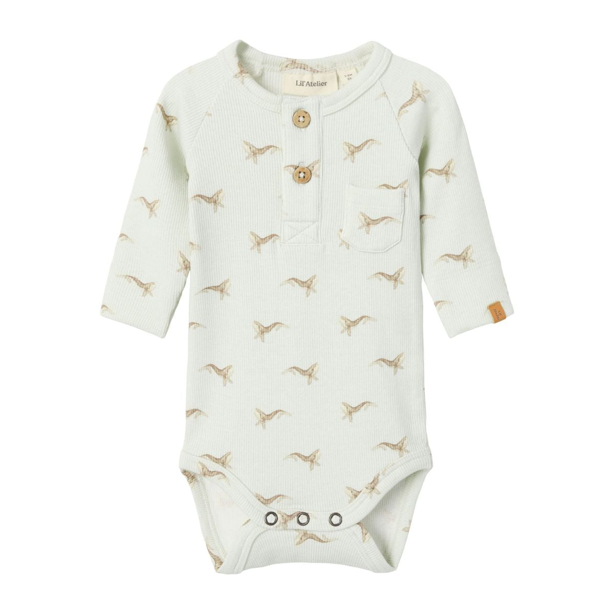 Het Lil' Atelier baby gavo slim rompertje in murmur whale is de ideale keuze voor stijlvolle en comfortabele outfits voor je kleintje. VanZus