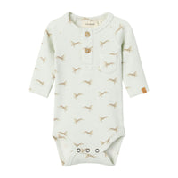Het Lil' Atelier baby gavo slim rompertje in murmur whale is de ideale keuze voor stijlvolle en comfortabele outfits voor je kleintje. VanZus