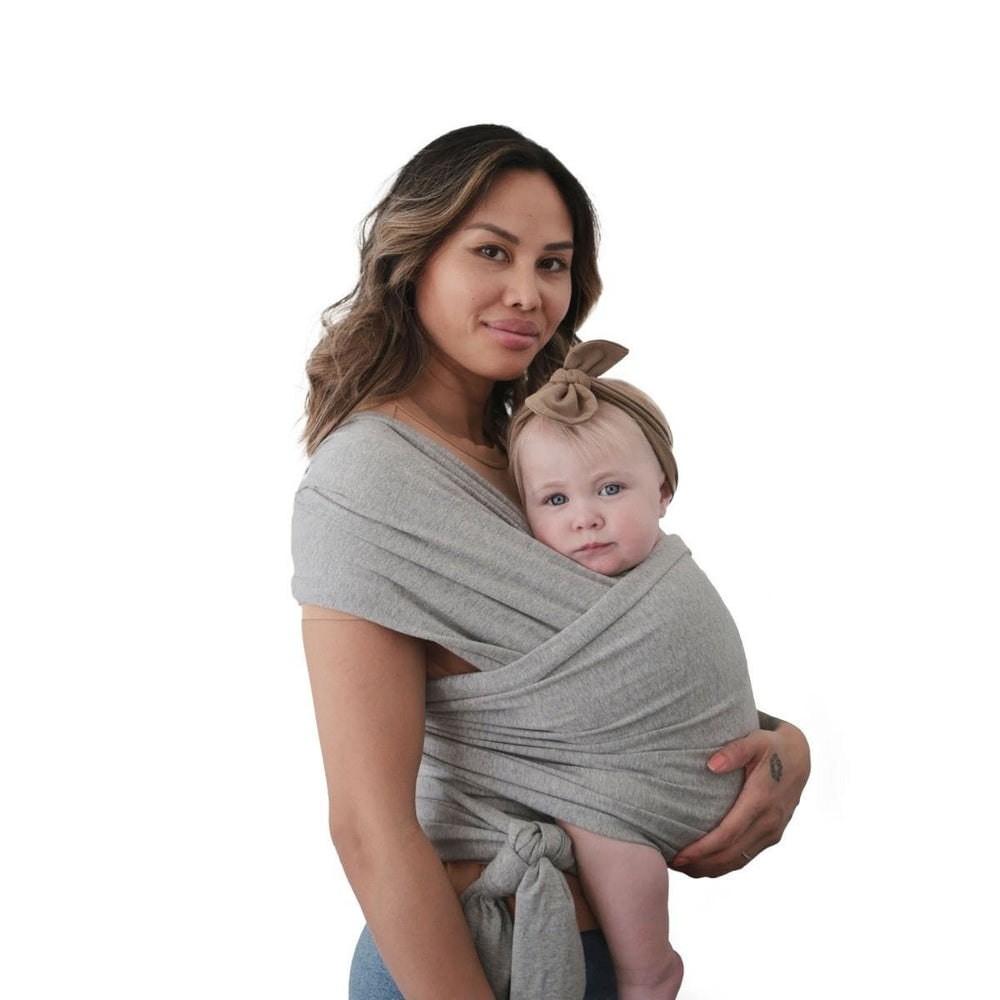 Er is niets prettiger dan je kindje te dragen met een draagdoek. Van het merk Mushie is de draagdoek grey melange verkrijgbaar. Universele pasvorm, geschikt voor baby’s van 3,6-14,9 kg. In verschillende kleuren. VanZus