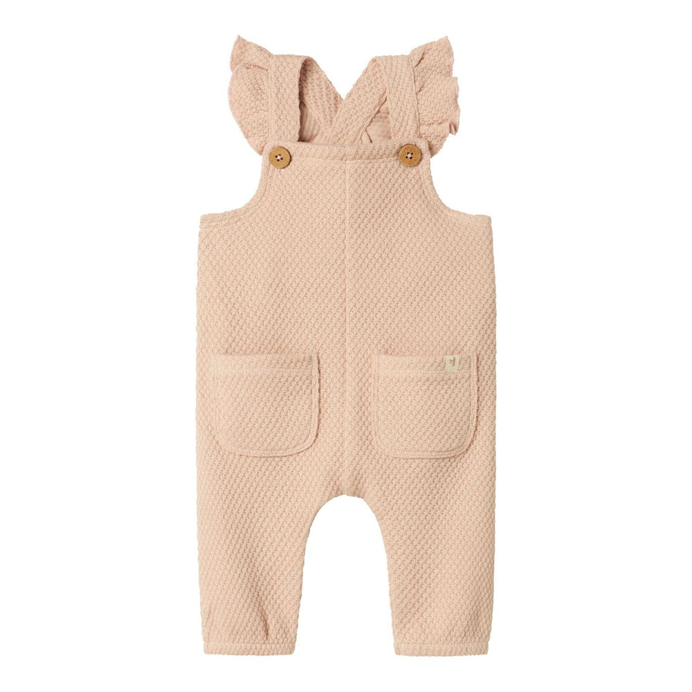 Een warme, comfortabele en schattige look? Dat krijgt je kindje zeker met deze leuke baby noella sweat overall in de kleur cameo rose van het merk Lil' Atelier. De overall heeft een subtiele textuur dankzij de jacquard stof. VanZus