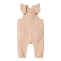 Een warme, comfortabele en schattige look? Dat krijgt je kindje zeker met deze leuke baby noella sweat overall in de kleur cameo rose van het merk Lil' Atelier. De overall heeft een subtiele textuur dankzij de jacquard stof. VanZus