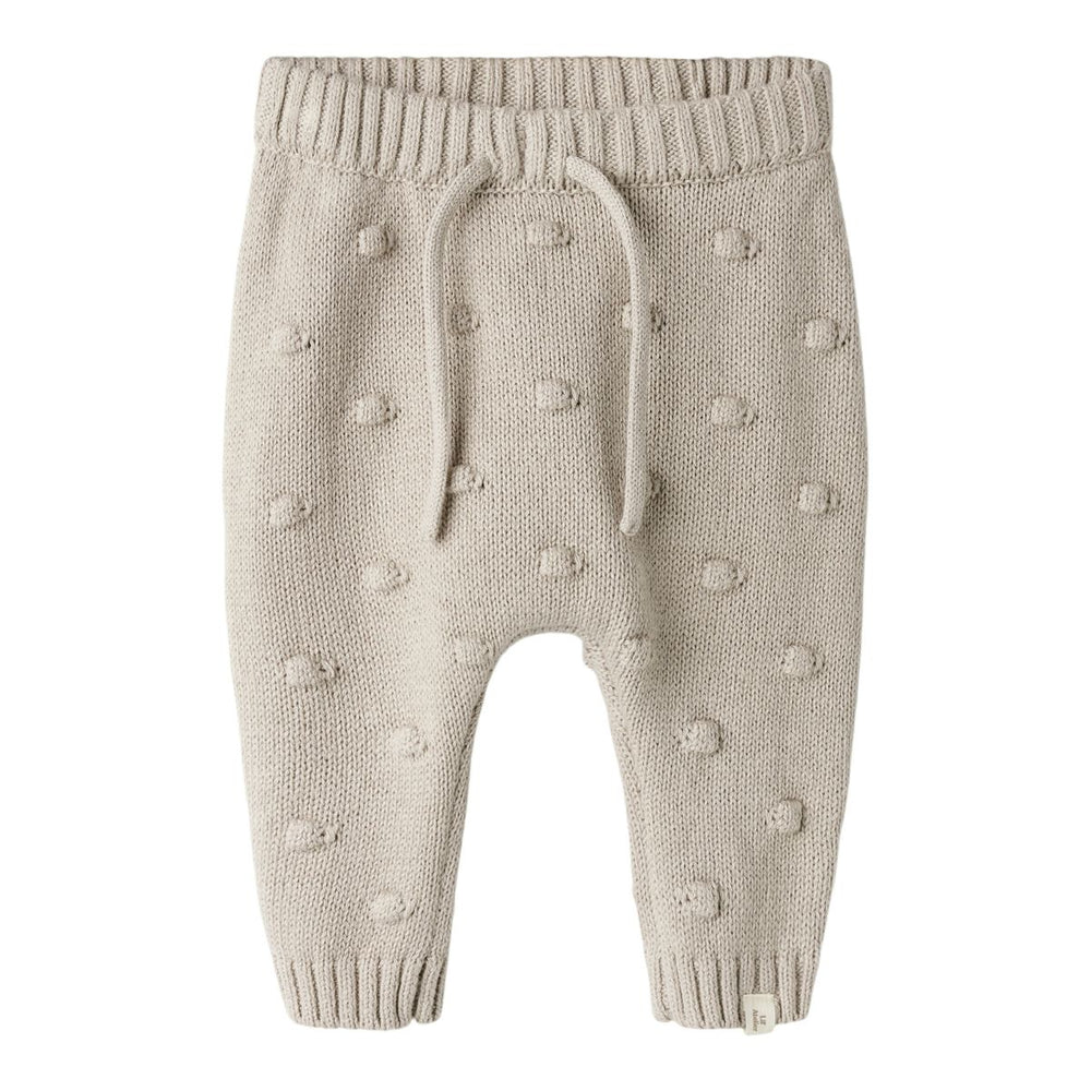 Je kindje zal zich heerlijk voelen in dit baby gable knit broek in de kleur oxford tan van het merk Lil' Atelier. De broek is gemaakt van een heerlijk zachte stof en heeft een lieve print van polkadots. VanZus
