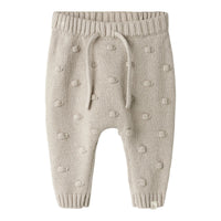 Je kindje zal zich heerlijk voelen in dit baby gable knit broek in de kleur oxford tan van het merk Lil' Atelier. De broek is gemaakt van een heerlijk zachte stof en heeft een lieve print van polkadots. VanZus