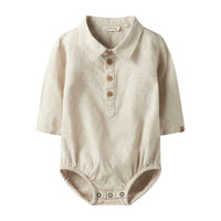 Het Lil' Atelier baby jesper rompertje in Irish cream is gemaakt van linnen en biologisch katoen. Een stijlvol overhemd met lange mouwen en knoopsluiting, perfect voor feestelijke gelegenheden. VanZus