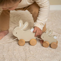 De Little Dutch trekdier konijnen baby bunny is het perfecte houten speelgoed voor kleintjes vanaf 12 maanden. Duurzaam en schattig! VanZus