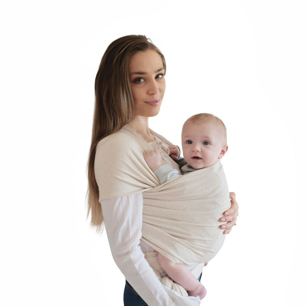 Er is niets prettiger dan je kindje te dragen met een draagdoek. Van het merk Mushie is de draagdoek beige melange verkrijgbaar. Universele pasvorm, geschikt voor baby’s van 3,6-14,9 kg. In verschillende kleuren. VanZus