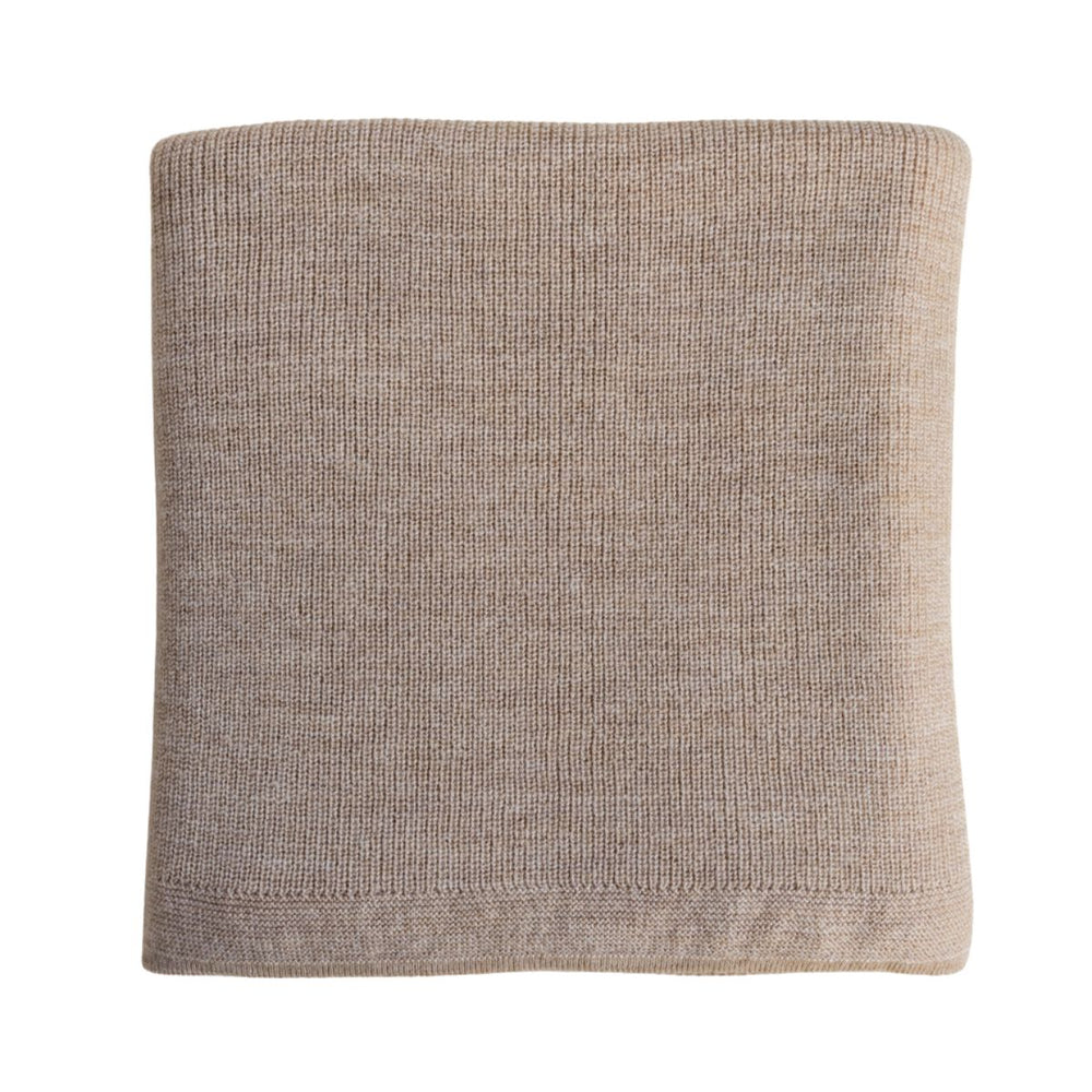 Deken felix van Hvid, in sand, biedt warmte en comfort voor je baby met zacht merino lamswol. Ribgebreid, zacht en warm. Een stijlvolle deken. In diverse kleuren. VanZus