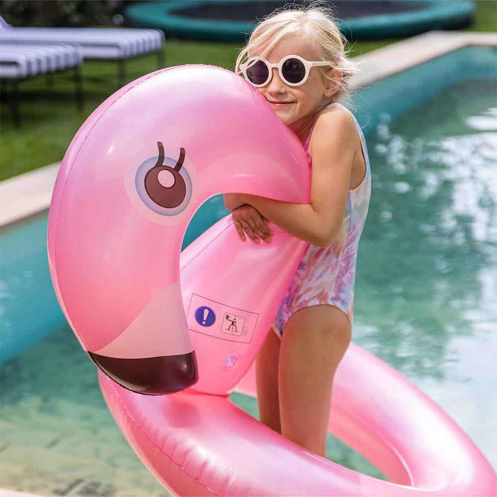 De Swim Essentials animal zwemband 104 cm pink flamingo wings is het perfecte accessoire voor een zomerse dag bij het water. Dankzij het grote formaat kan een kind of tiener er heerlijk in rond dobberen. VanZus.