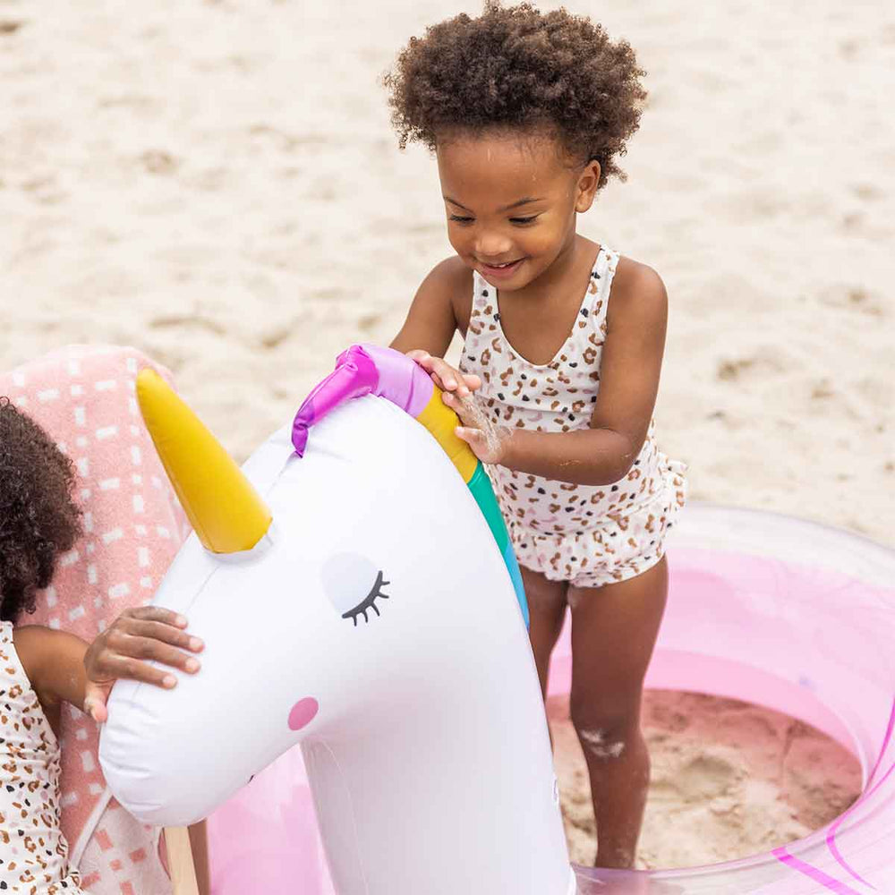 De Swim Essentials animal zwemband 104 cm unicorn transparent is het perfecte accessoire voor een zomerse dag bij het water. Dankzij het grote formaat kan een kind of tiener er heerlijk in rond dobberen. VanZus.