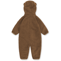Jouw kindje is warm, zacht en comfortabel met deze superschattige onesie van Konges Slojd. De grizz teddy onesie in de kleur shitake heeft een warme teddy stof aan de buitenkant en een katoenen voering met leuke print. VanZus
