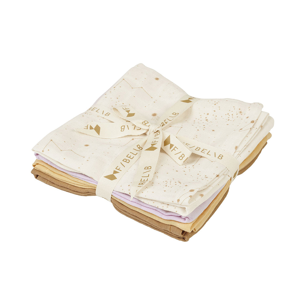 De 4-pack hydrofiele doeken in de kleur lilac van Fabelab zijn multifunctionele doeken: gebruik ze om je kind af te drogen, als onderlegger bij het verschonen, als spuugdoek of inbakerdoek. Leuk als cadeau! VanZus