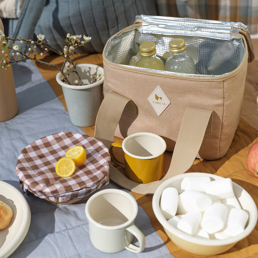 Fabelab’s koeltas caramel is ideaal voor het koel houden van je drankjes, broodjes en fruit tijdens een warme dag. De tas heeft een ritssluiting en 2 handvaten, handig om te dragen. Functioneel, duurzaam en hip. VanZus