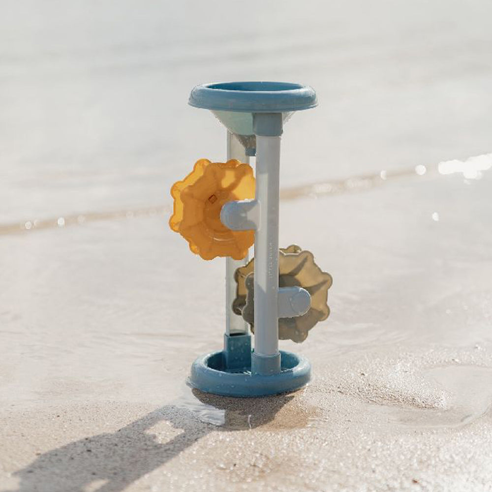 Ben je op zoek naar leuk en uitdagend zomerspeelgoed? Met deze leuke zand/watermolen blauw van het merk Little Dutch heeft je mini uren speelplezier met het zand of met het water. VanZus