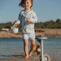 Ben je op zoek naar leuk en uitdagend zomerspeelgoed? Met deze leuke zand/watermolen blauw van het merk Little Dutch heeft je mini uren speelplezier met het zand of met het water. VanZus
