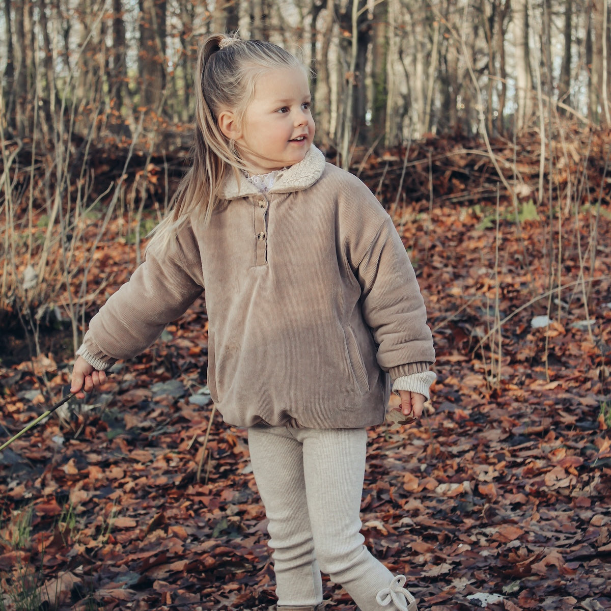 Deze leuke ribbed trui van Two You Label in de kleur taupe velvet is een heerlijke comfy trui die niet in de kledingkast mag ontbreken. De trui is gemaakt van een zachte velvet ribstof, met een binnenzijde van teddystof. VanZus